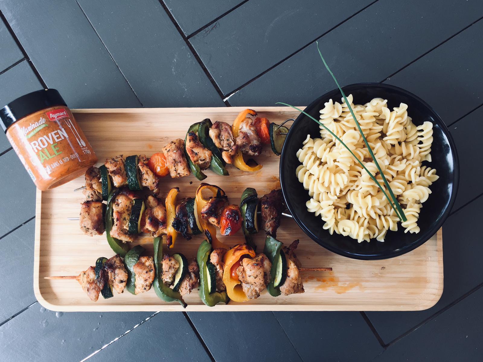 Brochette de porc mariné et ses légumes